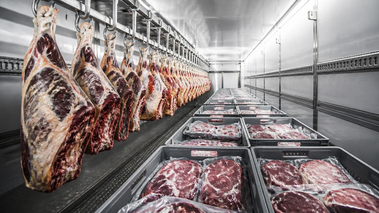 Kabantis mėsos kėbulas ir vakuumuota mėsa refrižeratoriuje
